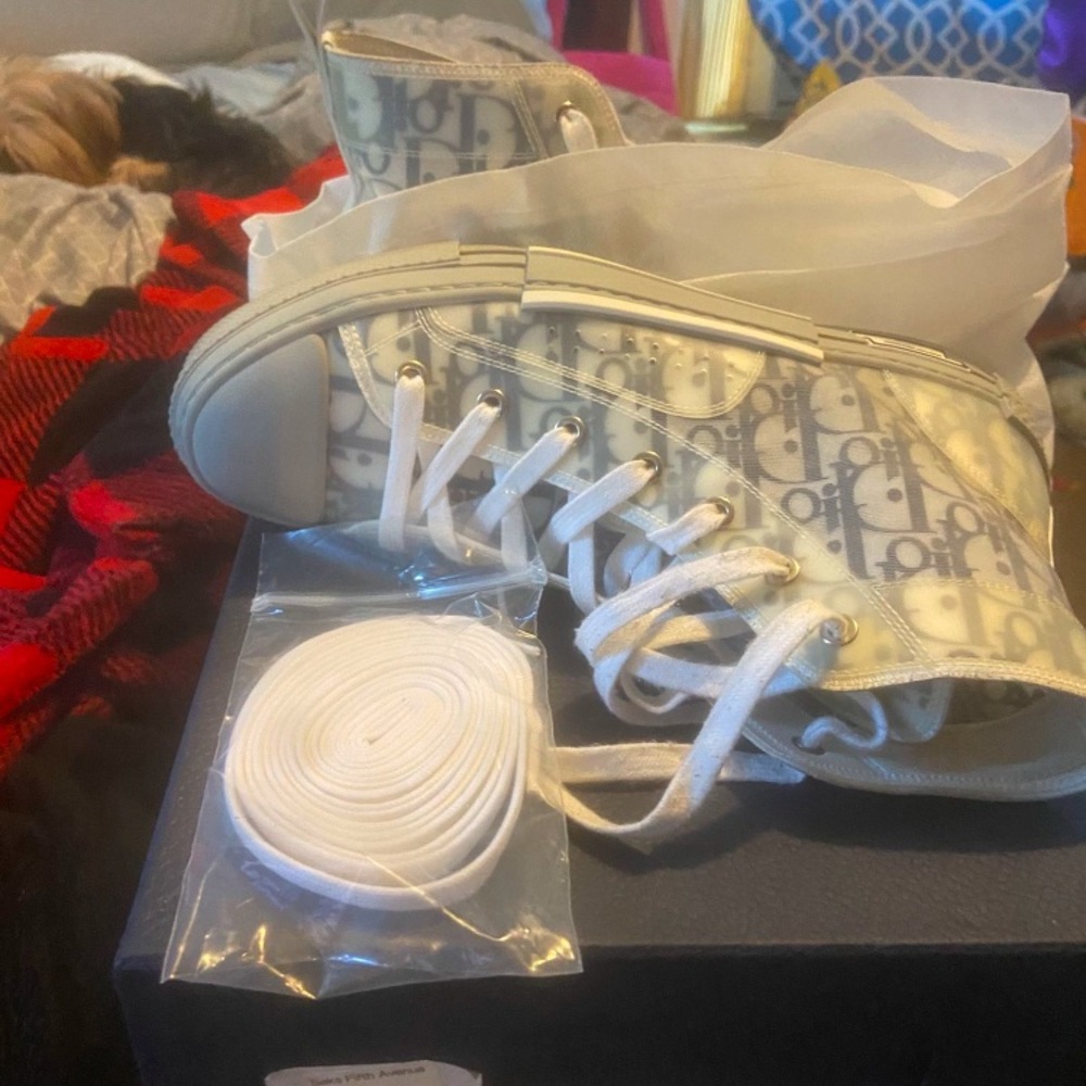 dior b23 high-top only wore once ..still has extra laces.